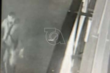 Un joven con capucha intenta forzar sin éxito la puerta del templo y varios negocios de Los Llanos de Telde/TA.